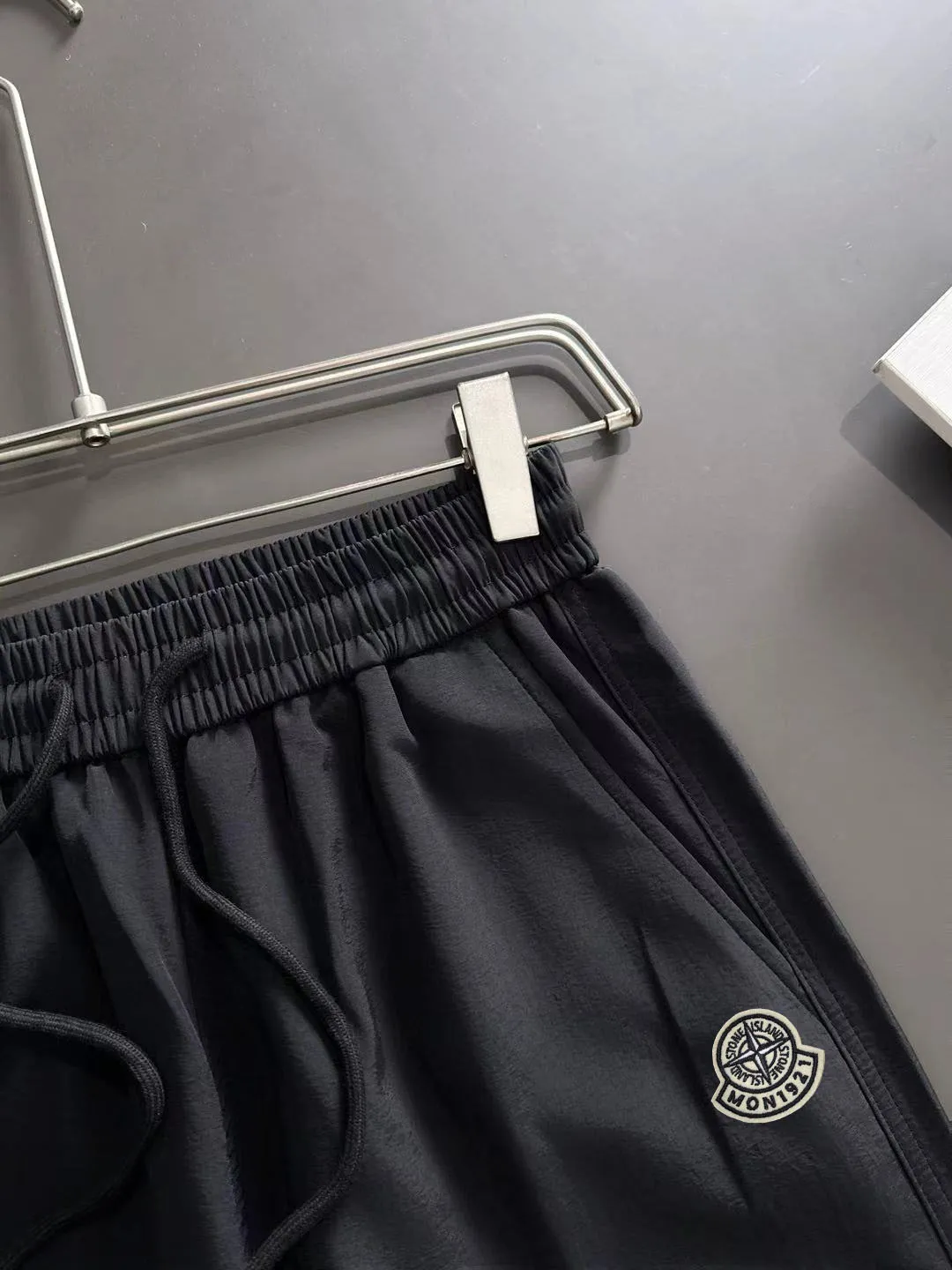 2-3 days to ship P360 Stone lsland/Stone Island Mouth Co-branded Exclusive launch of 25ss autumn and winter new high-quality trousers Compare real-life details at will The craftsmanship that ordinary small workshops cannot copy Top-level ZP development Unique imported fabric feel Purely imported German machine production Precision operation Ten thousand needle density A pair of trousers with rich details You can see the development strength A full set of new accessories can be customized simultaneously Simple yet elegant Soft, delicate and comfortable The upper body is versatile and fashionable A perfect choice for autumn and winter, a must-have item. Sizes: M to 3XL (please state your height and weight when placing an order)